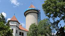 Oprava střechy velké věže zámku Konopiště.