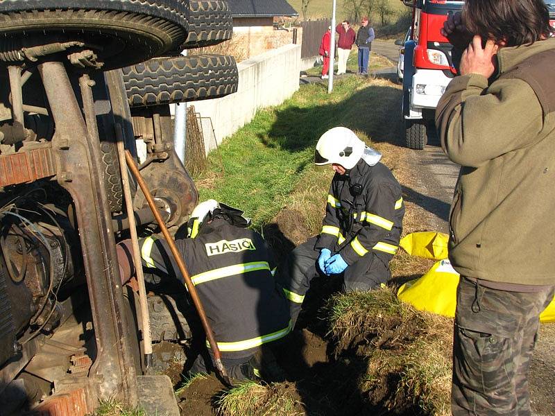 Při převrácení Liazu se vysypal náklad granulátu hnojiva a došlo k úniku nafty. 