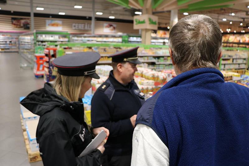 V souvislosti s vánočními nákupy policisté upozorňovali občany na kapesní krádeže a vloupání do vozidel.