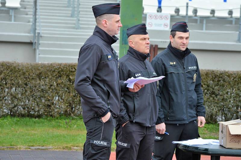 Přes bariéry s policií.