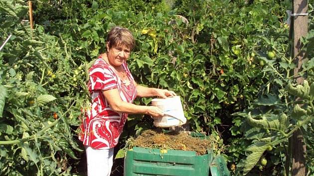 Kompostéry pomáhají snížit množství vyváženého domovního odpadu.