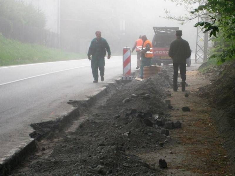 Zatím bez následků na zdraví a životy stavebních dělníků se obešlo budování stezky pro cyklisty a pěší mezi Týncem a Bukovany