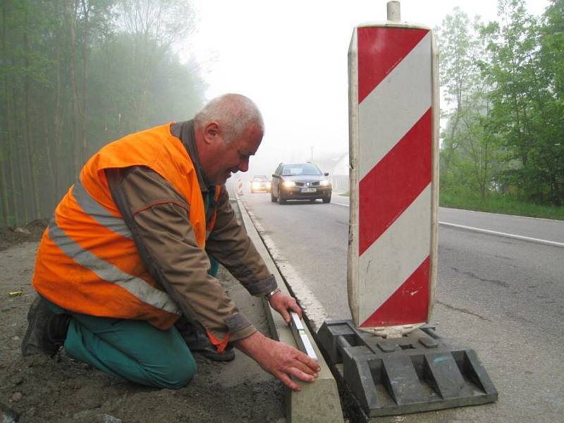 Zatím bez následků na zdraví a životy stavebních dělníků se obešlo budování stezky pro cyklisty a pěší mezi Týncem a Bukovany