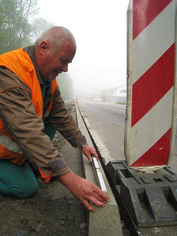 Zatím bez následků na zdraví a životy stavebních dělníků se obešlo budování stezky pro cyklisty a pěší mezi Týncem a Bukovany