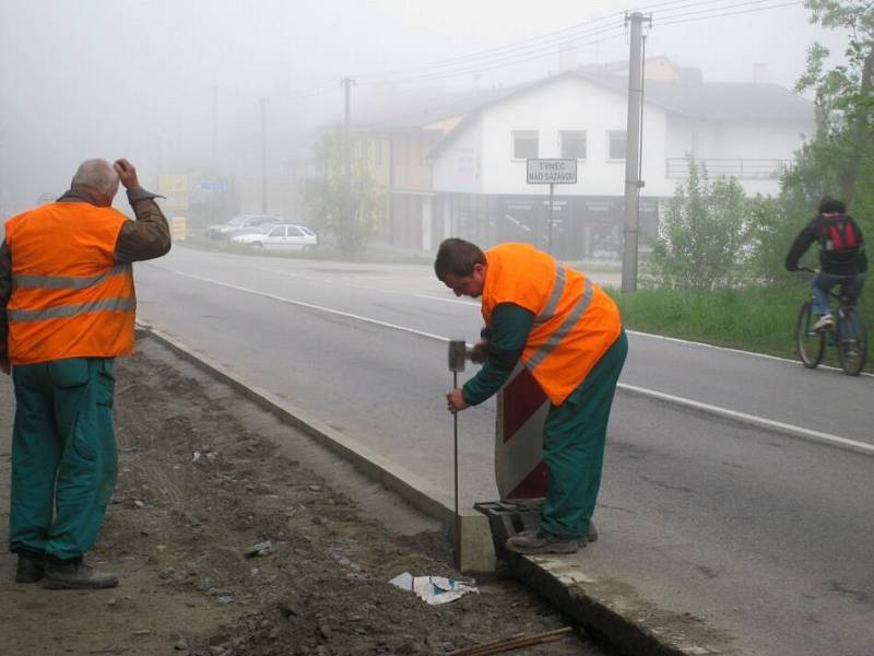 Zatím bez následků na zdraví a životy stavebních dělníků se obešlo budování stezky pro cyklisty a pěší mezi Týncem a Bukovany