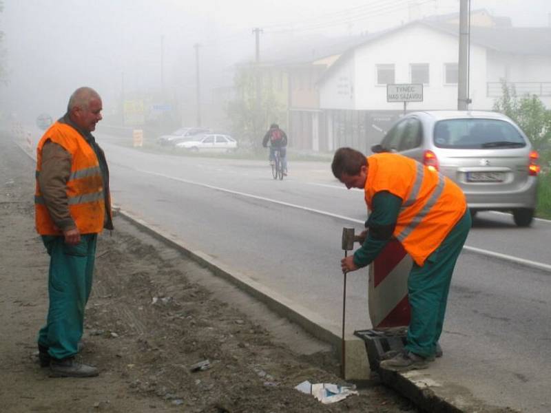 Zatím bez následků na zdraví a životy stavebních dělníků se obešlo budování stezky pro cyklisty a pěší mezi Týncem a Bukovany