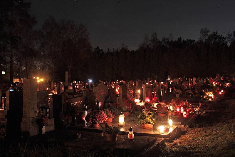 Nový týnecký hřbitov na Dušičky v úterý 2. listopadu 2021.