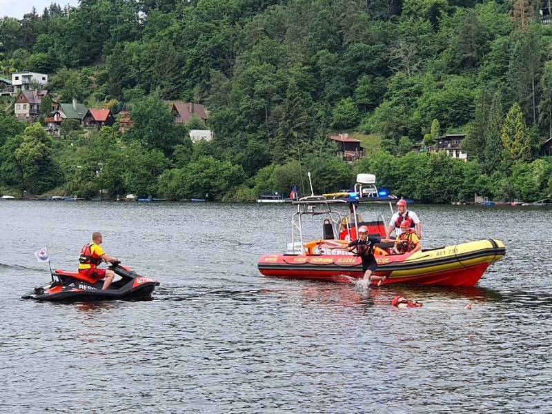 Cvičení vodních záchranářů Českého červeného kříže a hasičů u Nové Rabyně.