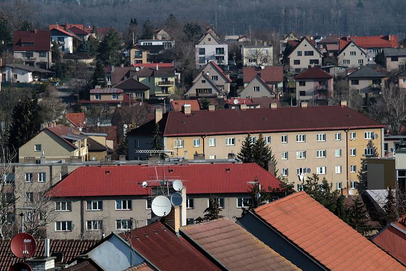 Benešov při pohledu ze střechy kostela sv. Anny - pohled na vilkovou čtvrť na Červených Vršcích.