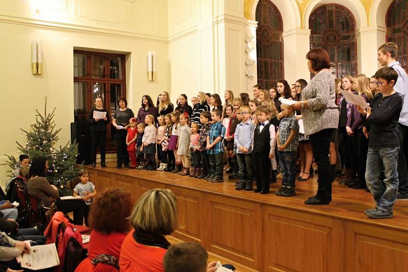 Česko zpívá koledy se už podruhé konalo v aule benešovského gymnázia. 