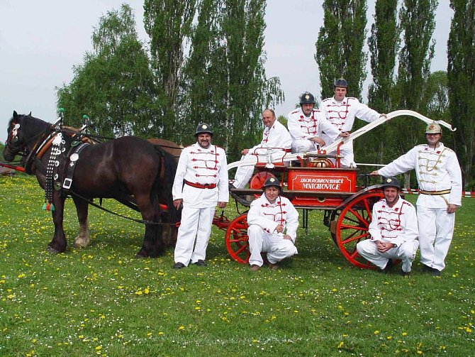 Ruční stříkačky tažené koňmi předvedou v dobových uniformách domácí oslavenci i dva spřátelené dobrovolné sbory