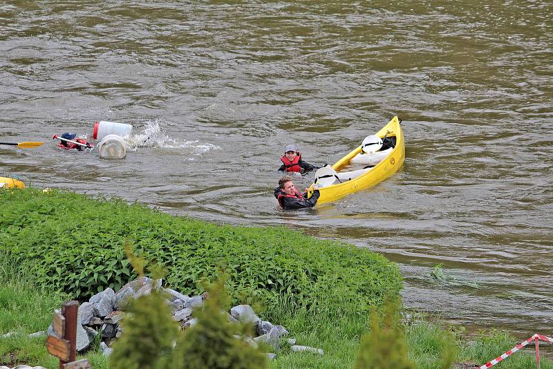 Vodáci si v neděli 23. května nenechali ujít příležitost pro své hobby. Ideální výšku hladiny využili k plavbě z Týnce nad Sázavou do Pikovic.