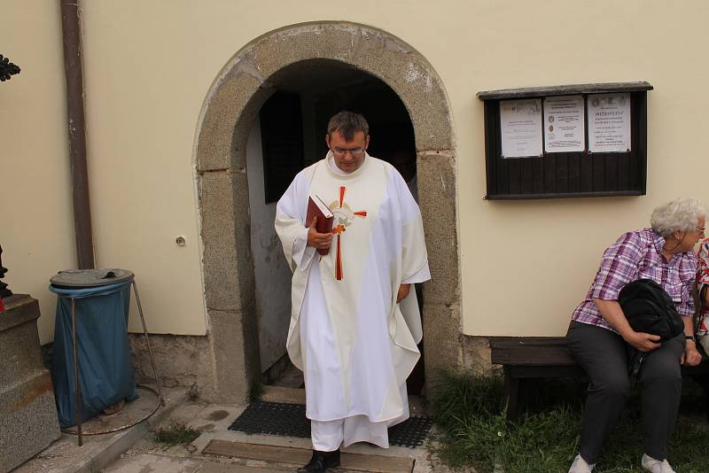 Bohoslužba a žehnání motorovým prostředkům v kostele sv. Jakuba a Filipa na Chvojně.