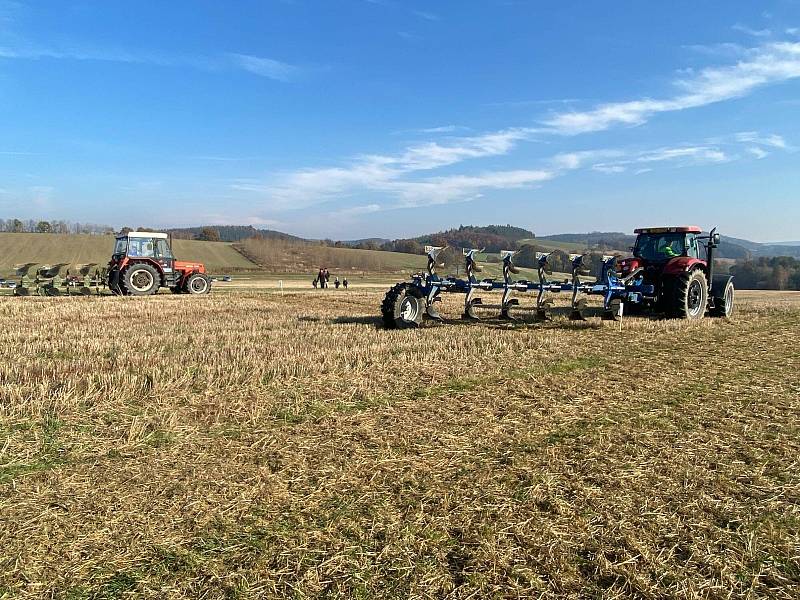 Ze soutěže v orbě a setkání traktorů značky Zetor v Nahorubech.