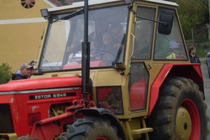 Sraz majitelů traktorů značky Zetor v Nahorubech.