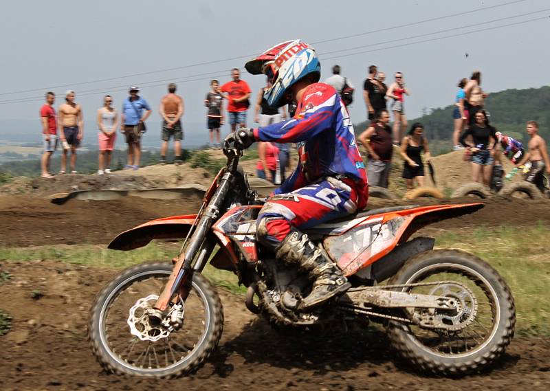 Po rozpravě s jezdci následovaly první a druhé finálové jízdy kategorií hobby MX2, veterán, hobby MX1, 85 ccm, MX2 a MX1.