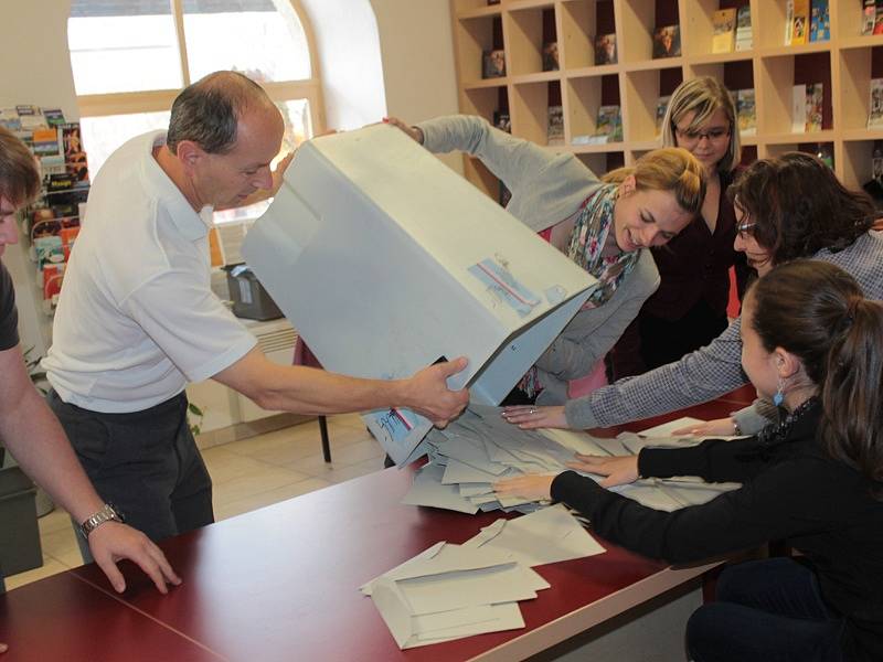 Otevření uren a zahájení sčítání hlasů v benešovském Turistickém a informačním centru.