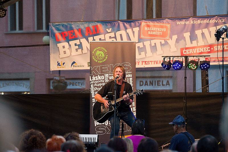 Z vystoupení zpěváka a kytaristy kapely Keks Štěpána Kojana v rámci hudebního festivalu Benešov City Live.