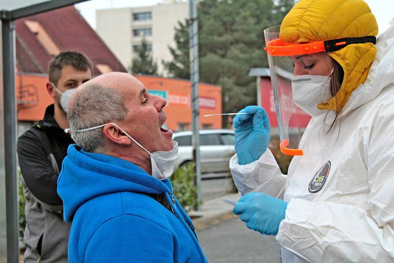 Z testovacího místa na koronavirus v ulici Ke Stadionu v Benešově.
