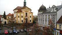 Centrum Benešova, Masarykovo náměstí. Pohled na kostel sv. Anny z vysokozdvižné plošiny.