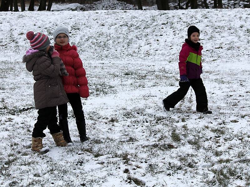 Novoroční poprašek školáci přivítali, středeční sníh řidiči už ne. 