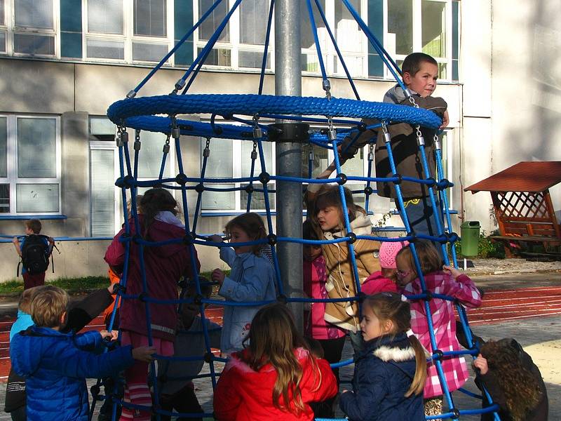 Školáci hned vyzkoušeli všechny herní prvky na novém hřišti. 