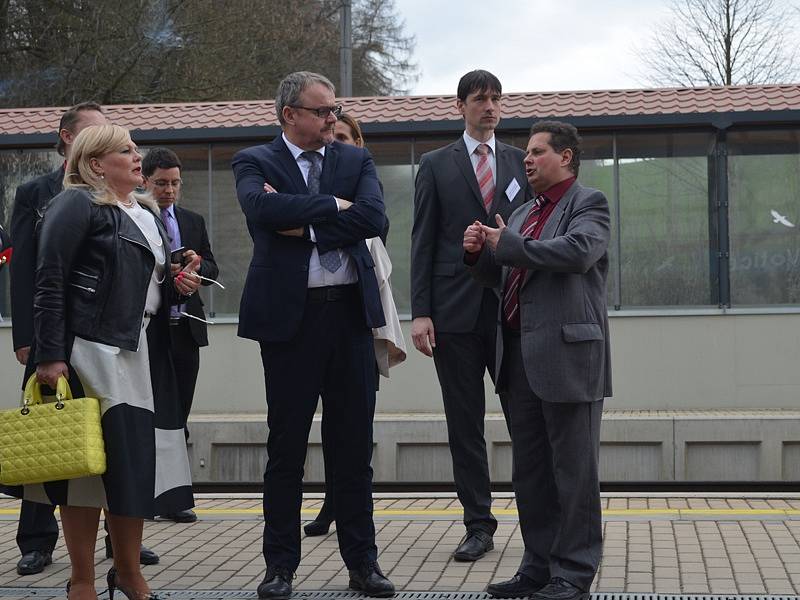Při pracovním jednání starostů z Voticka s ministrem dopravy Danem Ťokem si prohlédli votické nádraží i železniční stanice v Heřmaničkách a ve Střezimíři.