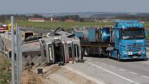 Z nehody kamionu u exitu 66 na dálnici D1 v sobotu 18. dubna 2020.