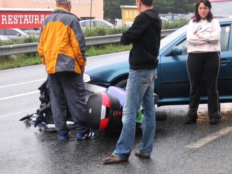 Křižovatka na I/3 u hotelu Benica byla konečnou pro motocyklistu, jenž se při pádu lehce zhmoždil