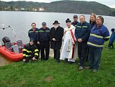 Motorový člun, který získal sbor dobrovolných hasičů z Neveklova, dostal i požehnání.