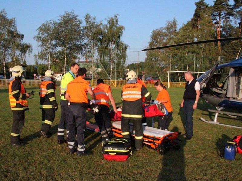 Těžce zraněný motocyklista zůstal po střetu uvězněný mezi plotem a motorkou.