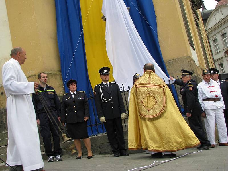 Slavnostní odhalení svatého Floriána na Masarykově náměstí v Benešově.