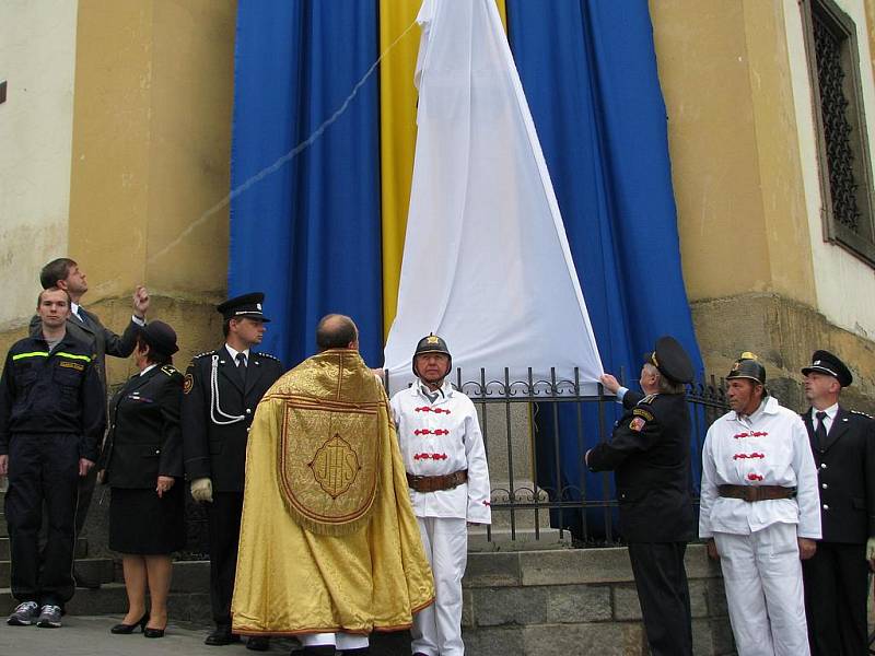 Slavnostní odhalení svatého Floriána na Masarykově náměstí v Benešově.