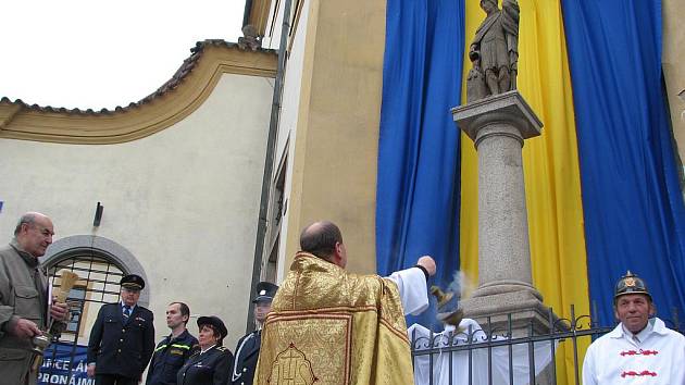 Slavnostní odhalení svatého Floriána na Masarykově náměstí v Benešově.