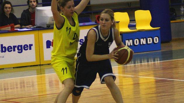 Dvě vítězství si o víkendu připsaly na své konto benešovské basketbalistky. Domácí Karmazínová postavila clonu plzeňské Kruposové