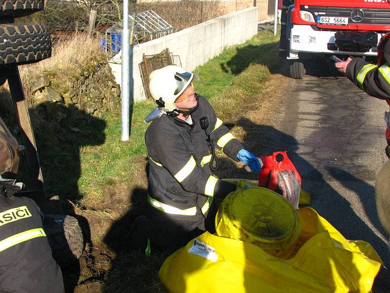 Při převrácení Liazu se vysypal náklad granulátu hnojiva a došlo k úniku nafty. 