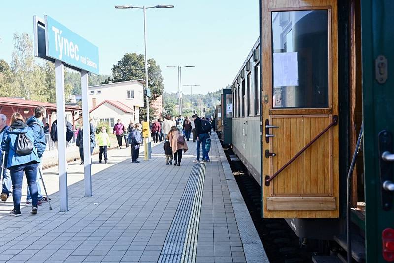 Posázavský Pacifik měl v sobotu 9. října milou návštěvu. Ze smíchovského nádraží ráno vyrazil nostalgický parní vlak. Jeho jízda byla okružní s dvouhodinovou zastávkou v Týnci nad Sázavou.