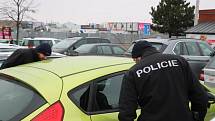 V souvislosti s vánočními nákupy policisté upozorňovali občany na kapesní krádeže a vloupání do vozidel.