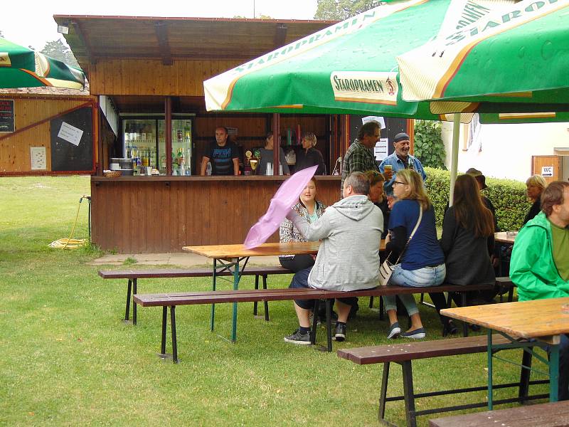 Folk Týnec Fest navštívili především zástupci starší generace.