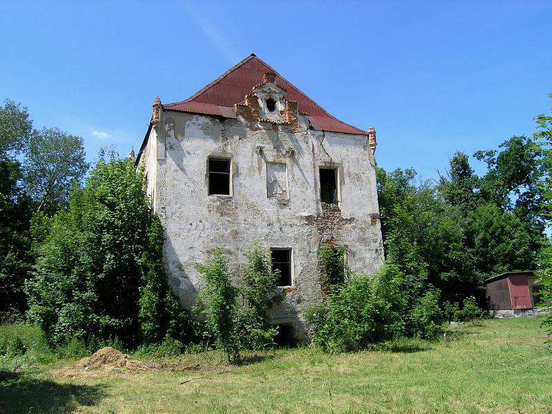 Zvěstovský zámek zachraňuje obec od roku 2018.