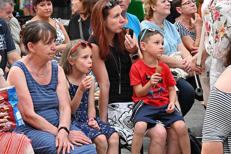 Benešov City Live: z koncertu folkové kapely Nezmaři na Masarykově náměstí v Benešově.