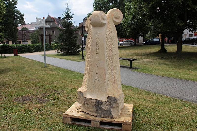 Celkem šest soch z hořického pískovce vytvořených při sochařském sympoziu v Drachkově nyní zdobí Ješutovo náměstí v Bystřici. Sedmý artefakt zůstal přímo v Drachkově.