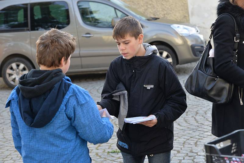 Před kostelem sv. Mikuláše v Benešově bylo v neděli rušno