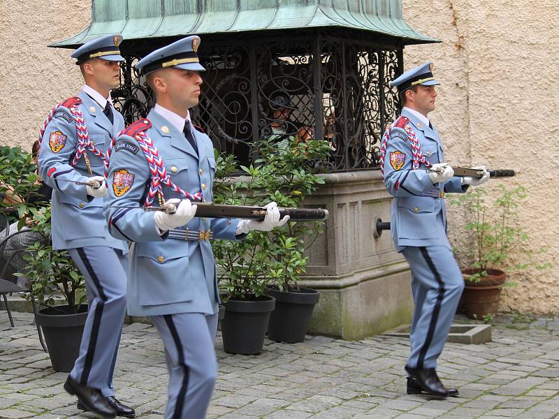 Komentovaná přehlídka Hradní stráže na Konopišti měla u návštěvníků velký ohlas.