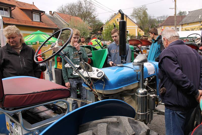 V Nehorubech u Neveklova se v sobotu 6. května konalo už 13. setkání traktorů Zetor.