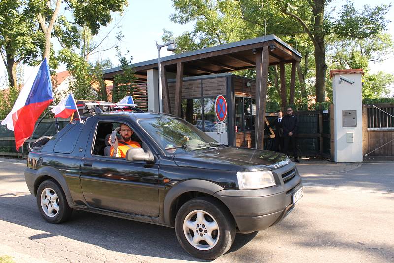 Protest proti Andreji Babišovi v době jeho svatby na Čapím hnízdě.