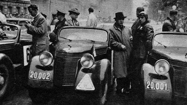 Vozy Jawa před startem závodu Malou dohodou u Autoklubu v roce 1937.