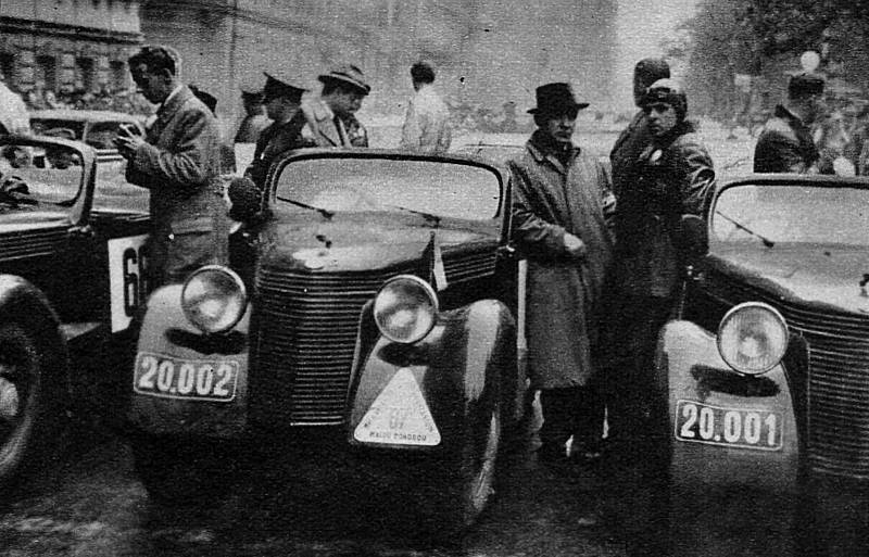 Vozy Jawa před startem závodu Malou dohodou u Autoklubu v roce 1937.