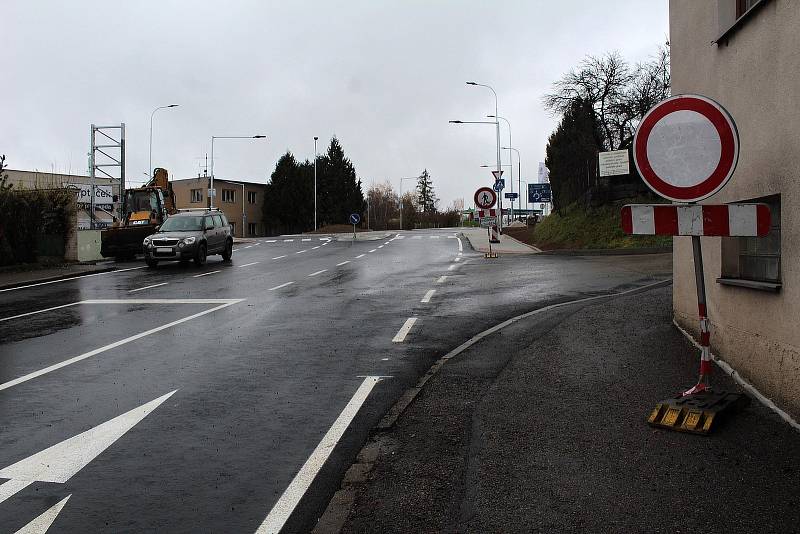 Okružní křižovatka na Červených Vršcích v Benešově 120 minut před oficiálním otevřením. To se uskutečnilo v pátek 18. listopadu 2022 ve 14 hodin.