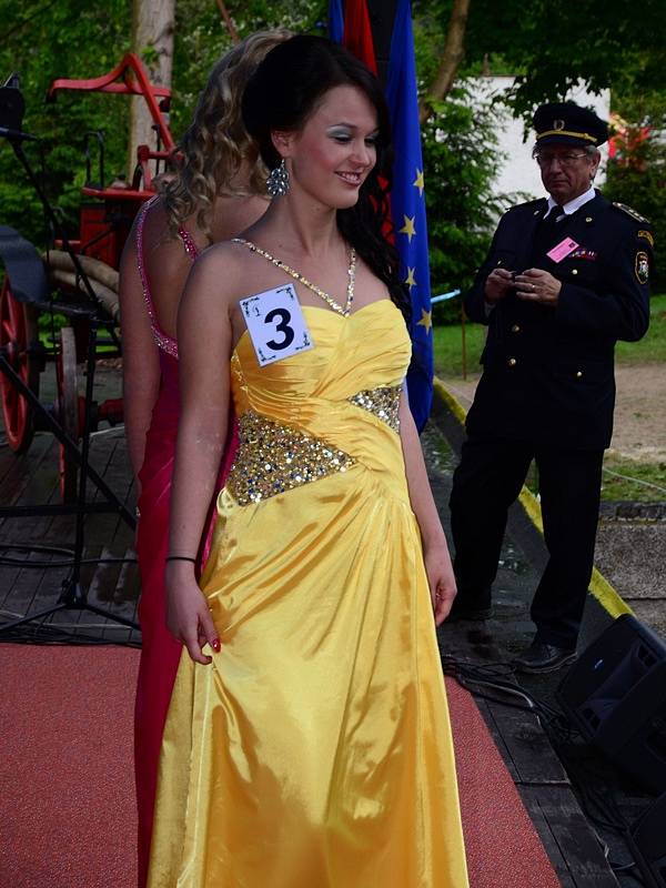 Z šatny a zákulisí volby Miss hasička Středočeského kraje 2013 na Konopišti.